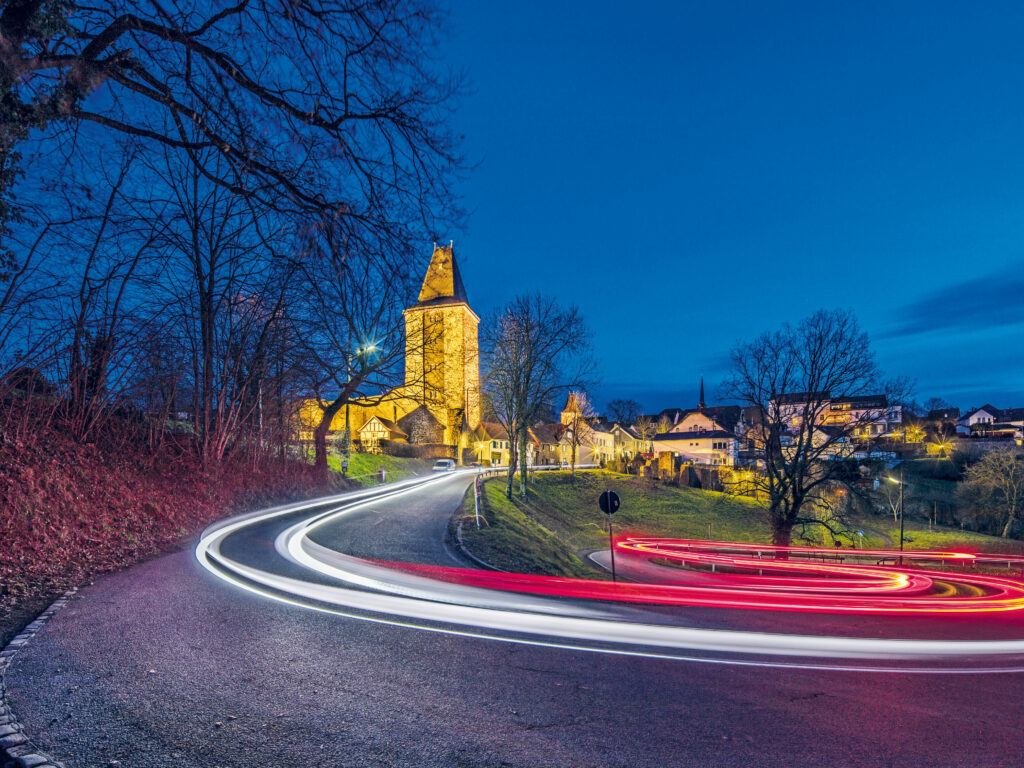 Lichtspuren von Autos vor der historischen Neustadt von Stadt Blankenberg. Foto: Frank Laumen